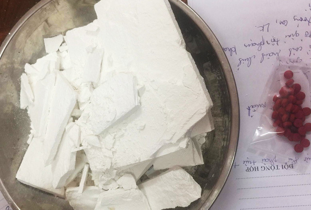 Bị vây bắt, gã thợ mộc ném bánh heroin vào bụi cây để phi tang