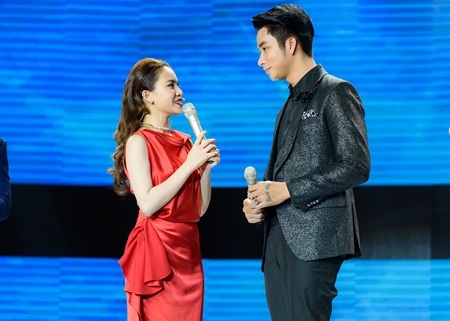 Giang Hồng Ngọc đứng bật dậy, bối rối vì siêu mẫu Mạnh Đồng