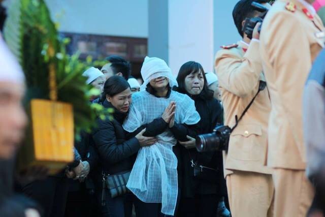 Đau đớn tiễn đưa chiến sĩ CSGT bị xe máy tông tử vong trên cao tốc