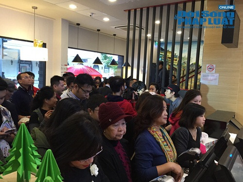 Khách hàng chen chân trong cửa hàng McDonald's Hà Nội ngày khai trương