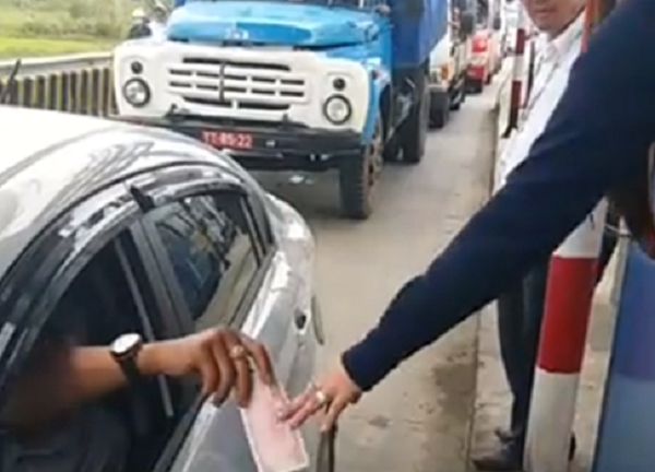 Nhiều tài xế dùng tiền lẻ qua trạm thu phí BOT Ninh An