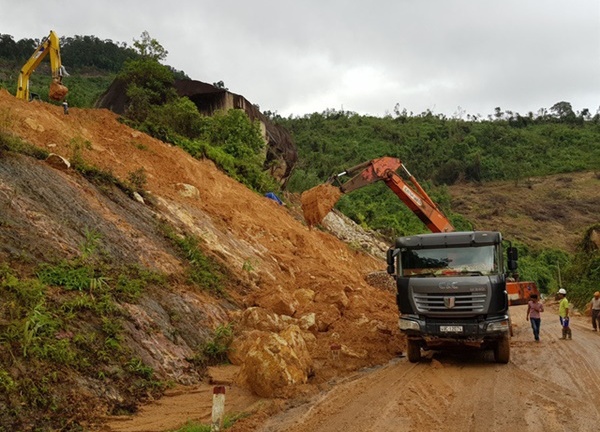 Tuyến đèo nối Nha Trang - Đà Lạt tê liệt vì bị 7.000 m3 đất đá chắn đường