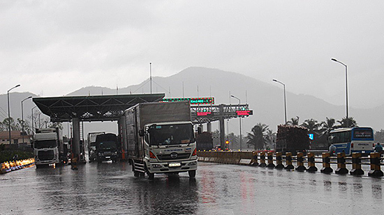 Chủ đầu tư BOT Ninh An muốn xử lý tài xế dùng tiền lẻ qua trạm