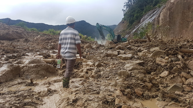 Vụ sạt lở 7.000m3 đất đá: Một làn đường tuyến đèo Nha Trang - Đà Lạt đã được thông