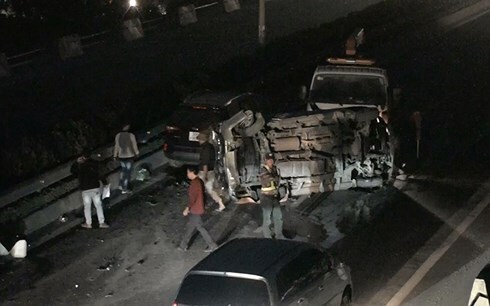 Bị đâm từ phía sau, ô tô lật nghiêng trên cao tốc Pháp Vân – Cầu Giẽ