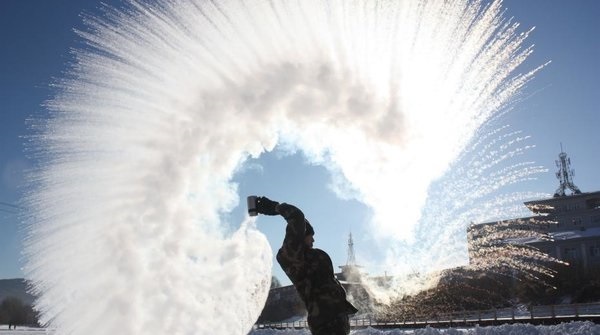 Nước nóng đông cứng thành băng đẹp mắt tại nơi -40 độ C