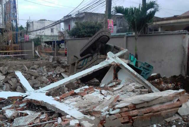 Đang thi công trường mẫu giáo, xe xúc bất ngờ bị hất tung