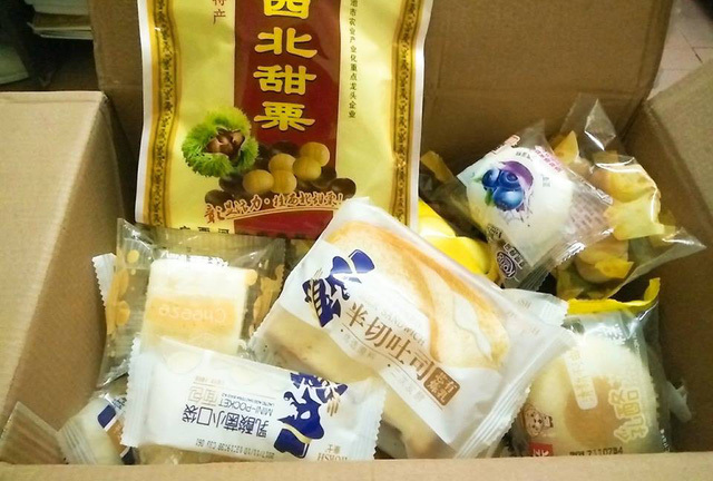 Dẹp bỏ nỗi sợ, dân Hà Thành chi tiền triệu mua đồ ăn vặt Trung Quốc