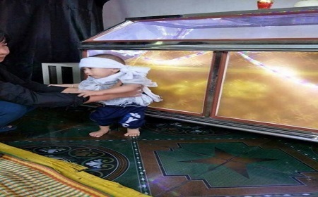 Bố chết, mẹ bỏ đi, bé trai chưa đầy tuổi ngằn ngặt khát sữa