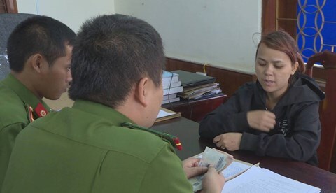 Bắt nữ phụ huynh “chôm” tài sản của giáo viên khi đưa con đến trường