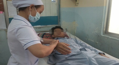 Sai lầm nghiêm trọng khi uống thuốc hạ sốt, bao tử thanh niên chảy máu ồ ạt