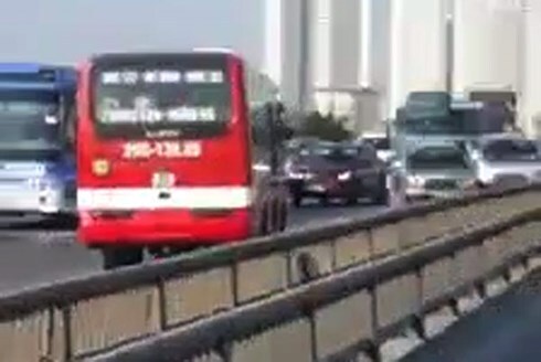 Video: Xe khách chạy ngược chiều với tốc độ cao trên đường vành đai 3