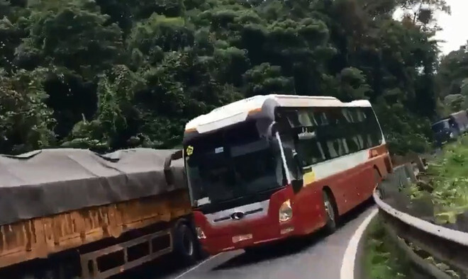 Vượt ẩu trên đèo Bảo Lộc, tài xế xe Thành Bưởi bị tước giấy phép