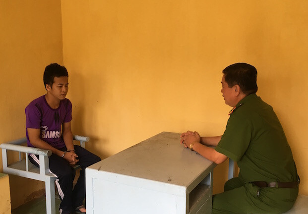 Bắt nhóm thanh niên kề dao vào cổ cụ bà để cướp tài sản