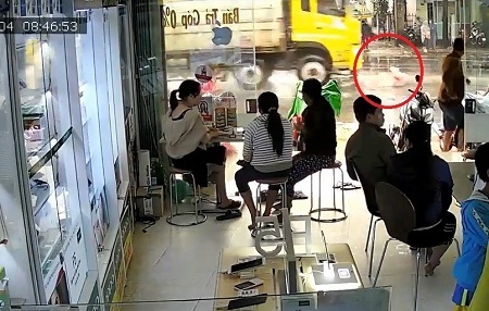 Đi xe đạp rẽ qua đường, bé gái bị xe tải tông tử vong