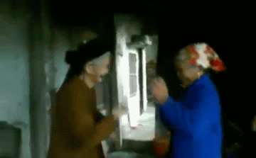 Cụ già 80 tuổi nhảy cực 'sung' ăn mừng cháu trai lấy được vợ