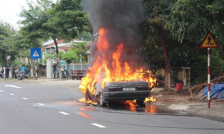 Đang lưu thông, ô tô 4 chỗ bốc cháy ngùn ngụt