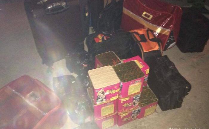 Người phụ nữ dùng xế hộp vận chuyển gần 2 tạ pháo trong đêm