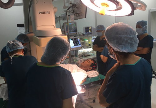 Lần đầu tiên thay van tim qua động mạch cảnh chung trái thành công tại Việt Nam