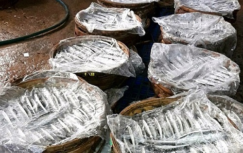 Bắt quả tang cơ sở dùng hóa chất độc hại hấp cá