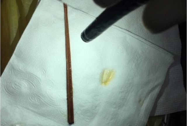 Bợm nhậu uống bia với mồi là 6 cây nhang và đá cẩm thạch