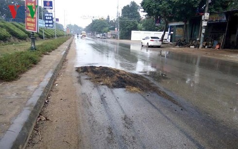 Đâm vào đuôi xe tải bên đường, 2 thanh niên tử vong