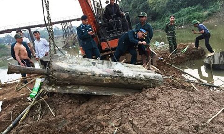 Hà Nội: Đi đào hến, phát hiện quả tên lửa của Mỹ còn nguyên ngòi nổ