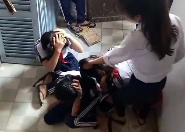 Xôn xao đoạn clip nhóm nữ sinh trung học đánh bạn dã man
