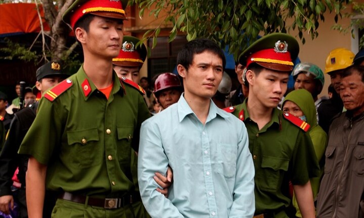 Án chung thân cho gã chồng cuồng ghen đâm chết vợ