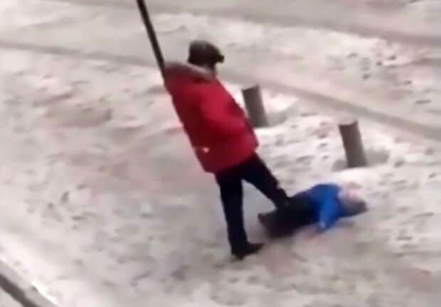 Phẫn nộ cảnh bố đá con ngã lăn trên tuyết vì không đứng vững