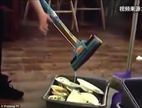 Dân mạng bức xúc cảnh phục vụ nhà hàng vắt nước giẻ lau nhà vào bát đĩa khách ăn