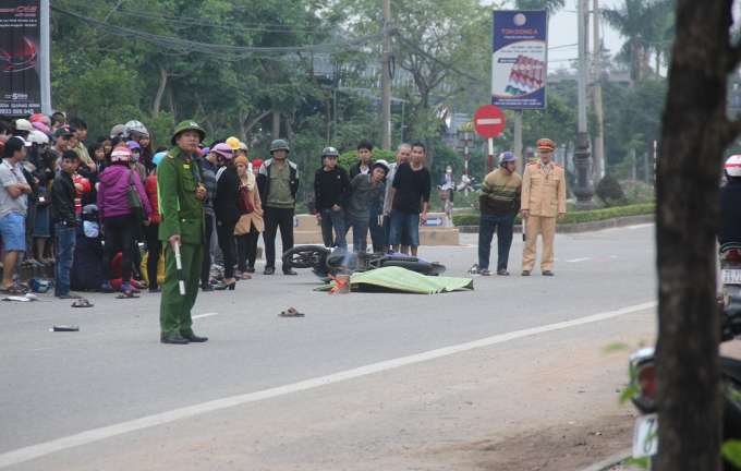 Cú va chạm kinh hoàng khiến xe máy nát bét, 2 thanh niên thương vong