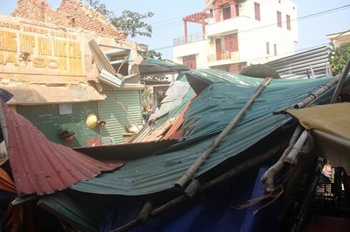 Quảng Bình: Sập chợ, hàng chục tiểu thương hoảng loạn tháo chạy