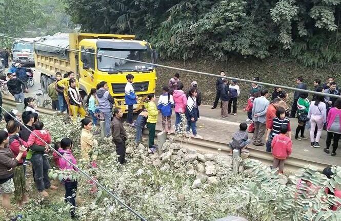 Xe khách đấu đầu xe tải, hàng chục người may mắn thoát chết