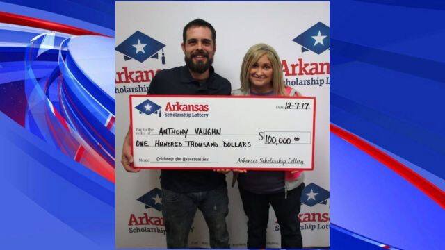 Người đàn ông vừa bị cháy nhà thì may mắn trúng số 100.000 USD