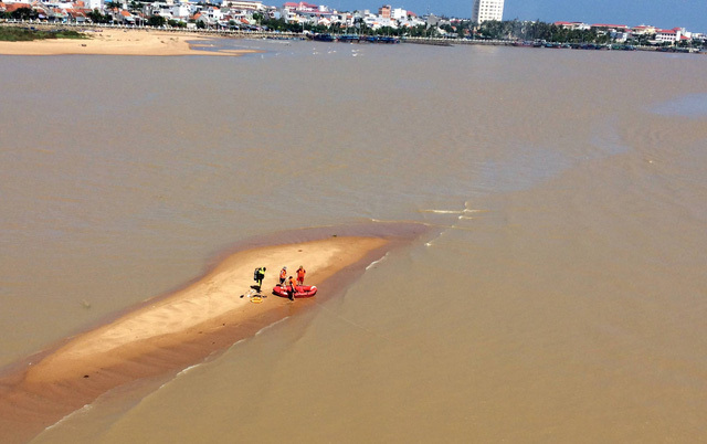 Nam thanh niên mất tích bí ẩn, xe máy bỏ trên cầu