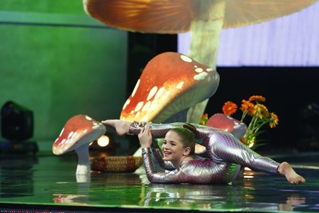 Cô bé người Mỹ có khả năng tự uốn dẻo vừa một chiếc hộp đã tới Việt Nam