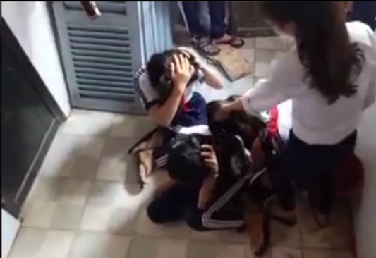 Kỷ luật thêm 9 học sinh 'khoanh tay' đứng nhìn 2 nữ sinh đánh bạn