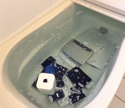 Phát hiện bị phản bội, cô gái trẻ mang 'đồ quý' của bạn trai đi 'tẩy rửa'