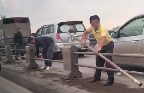 Video: Hàng loạt tài xế ô tô tháo barie trên cầu Thanh Trì