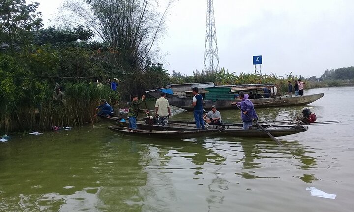 Bé gái 4 tuổi nghi rơi xuống sông mất tích lúc sáng sớm