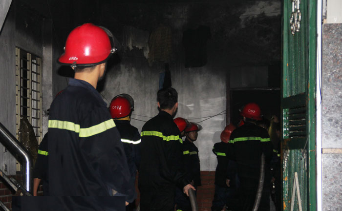 Nhà trọ 4 tầng bốc cháy trong đêm, bố mẹ hoảng loạn ôm con tháo chạy