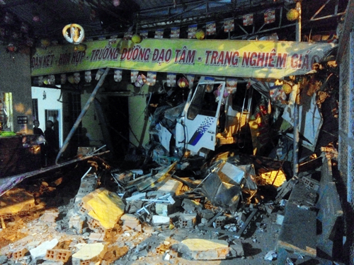 Giữa đêm, ô tô tải tông sập tường ngôi chùa ở TP. HCM