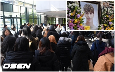 Fan nghẹn ngào, đồng nghiệp thương tiếc đến viếng Jonghyun (SHINee)