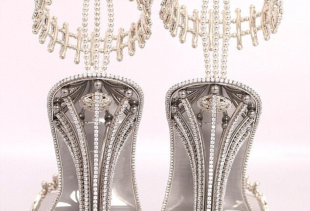 Đôi giày có giá 7,7 tỷ đồng khiến chị em mê mẩn