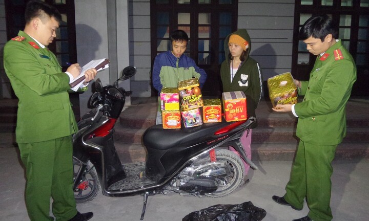 Bắt quả tang 2 chị em mang hơn 10 kg pháo đi bán
