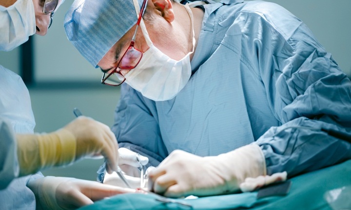 Người đàn ông có tinh hoàn to như trứng đà điểu 'lạc' trong ổ bụng suốt 50 năm