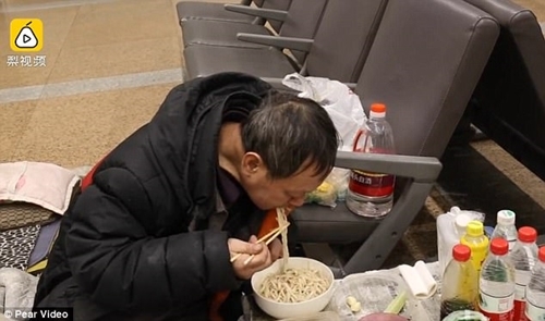 Sống 10 năm ở sân bay vì cãi nhau với vợ