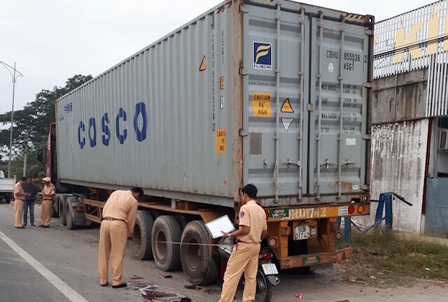 Tông vào đuôi xe đầu kéo đậu ven đường, vợ chết chồng nguy kịch