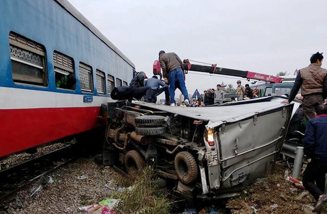 Tàu hỏa đâm ô tô, tài xế nguy kịch trong cabin